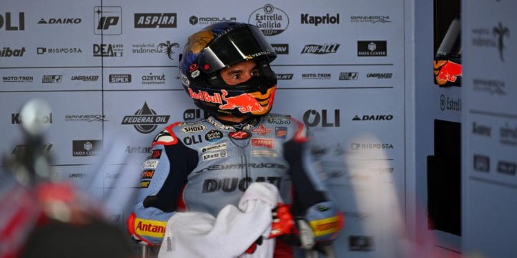 Marc Márquez escapou a penalização no GP da Tailândia após falha no fecho do fato