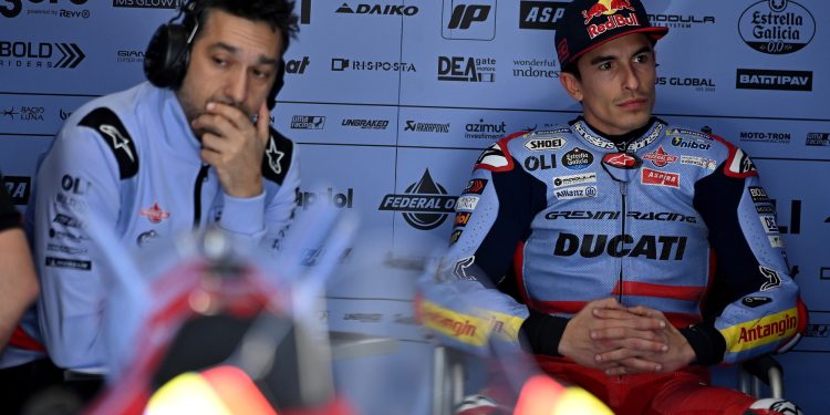 Marc Márquez ainda está a pilotar a Desmosedici em «modo Honda»: ‘Foram 11 anos com a mesma moto; As expectativas… há que ser realista’