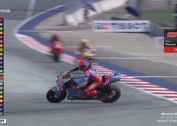 Vídeo: A queda e o polémico regresso à pista de Marc Márquez na corrida Sprint
