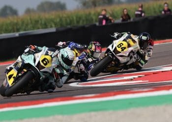 María Herrera bate Sara Sánchez em emocionante batalha na última volta do WorldWCR; Corrida marcada por bandeira vermelha