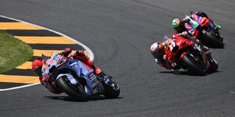 Márquez trouxe Marco Lucchinelli de volta ao MotoGP: ‘Não preciso de casar ou de dormir com ele, ele tem de me tirar do sofá e faz isso’