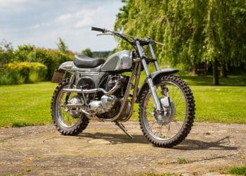 Desert Racer inspirada pelo lendário Steve McQueen leiloada por mais de 15 mil euros