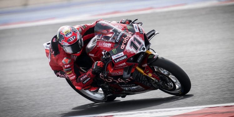 Nicolò Bulega no topo da FP2, onde bateu Álvaro Bautista, e numa sessão em que Razgatlioglu caiu; Turco foi o mais rápido esta sexta