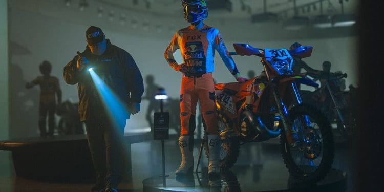 Vídeo: Manuel Lettenbichler ganha vida, com a sua KTM 300 EXC, em estilo «À Noite, no Museu»