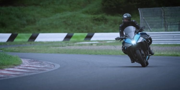 Vídeo: Kawasaki mostrou Ninja H2 SX HySE a hidrogénio