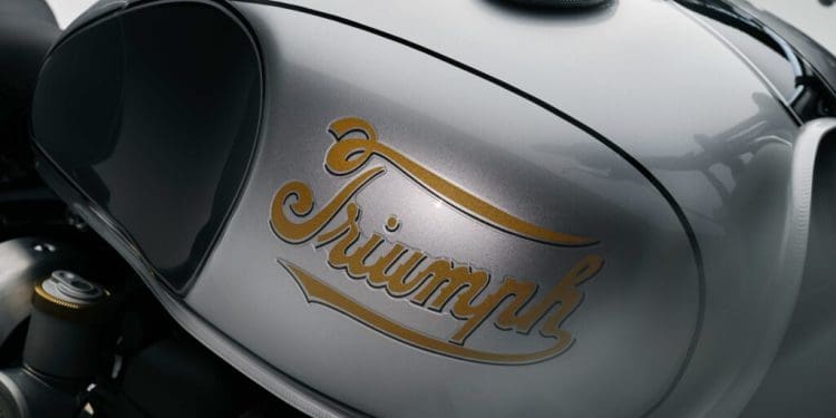 Nova linha Icon Modern Classic, da Triumph, com logótipo Heritage