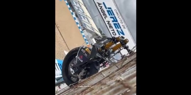 Vídeo: O estado assustador em que ficou a moto de Ai Ogura depois de um acidente nos testes de Jerez