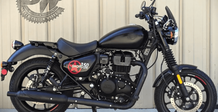 Royal Enfield Meteor 350 Bobber modificada e apelidada de ‘Shotgun 350’