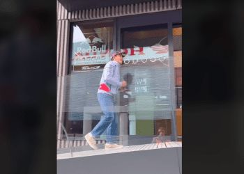 Marc Márquez observado a entrar nas instalações da KTM