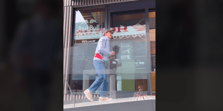 Marc Márquez observado a entrar nas instalações da KTM