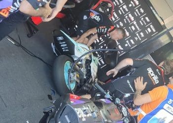 Bizarro e perigoso: Moto2 de Unai Orradre entrou pela garagem da Aprilia adentro, mas tragédia foi evitada