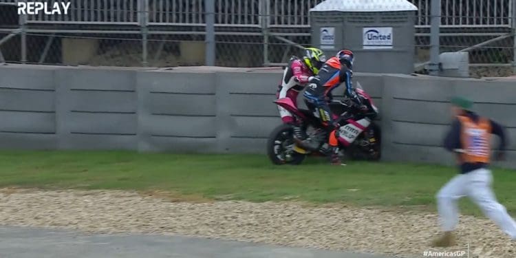 Vídeo: Iván Ortolá em cena caricata ao enganar-se na moto