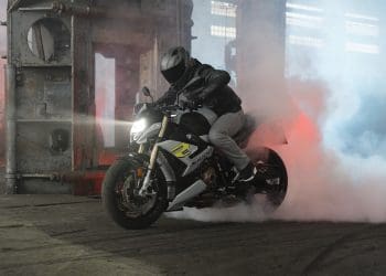 BMW S 1000 R, a hypernaked bávara, será renovada para 2025; o que esperar?