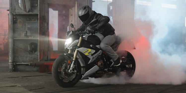 BMW S 1000 R, a hypernaked bávara, será renovada para 2025; o que esperar?