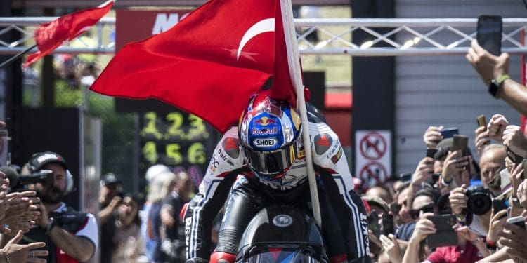 Toprak Razgatlioglu lesionou-se em treino e falhará evento da BMW