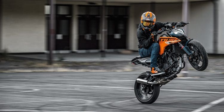 KTM 125 Duke 2024 –  Perfeita para quem se inicia nas motos, e bem apta para os mais experientes
