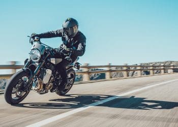 Vídeo: Husqvarna Svartpilen 801 – design minimalista com estética Scrambler