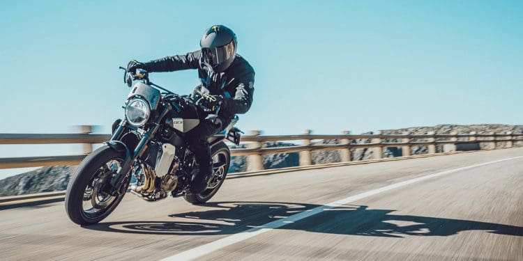 Vídeo: Husqvarna Svartpilen 801 – design minimalista com estética Scrambler