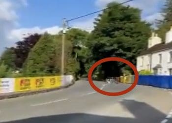 VÍDEO: O assustador acidente de Peter Hickman no último dia do Isle of Man TT