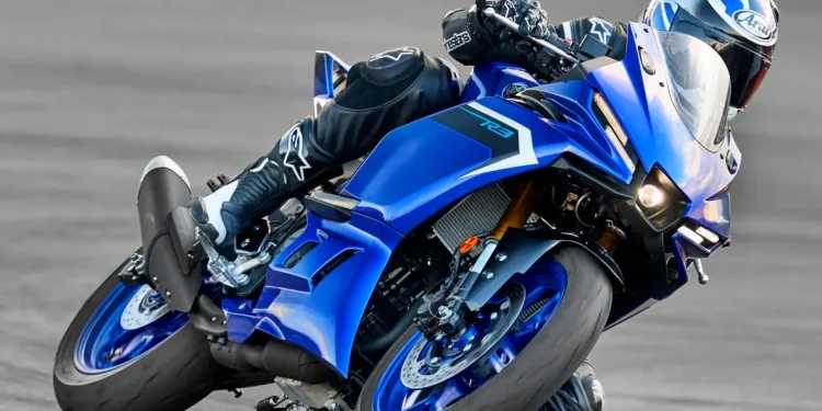 Nova Yamaha YZF-R3 2025: Design renovado, com asas aerodinâmicas