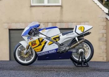 Lendária Honda NSR500VF, uma de 20 apenas, à venda por valor astronómico