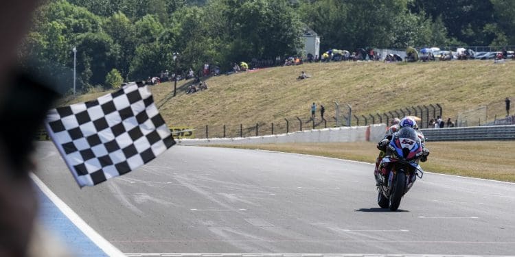 Toprak Razgatlioglu conseguiu a sua 50.ª vitória no WSBK, e continua a dominar em Most; Bautista caiu na última volta