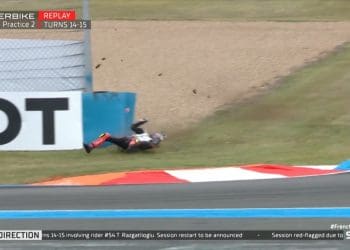 Vídeo: Toprak Razgatlioglu foi ao hospital após queda assustadora no FP2 em Magny-Cours