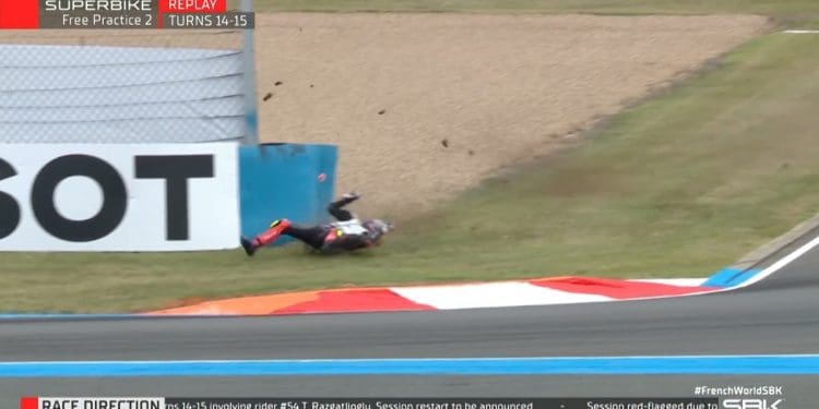 Vídeo: Toprak Razgatlioglu foi ao hospital após queda assustadora no FP2 em Magny-Cours
