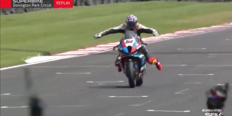 Vídeos: Toprak Razgatlioglu «imitou» Marc Márquez e Valentino Rossi na mesma corrida