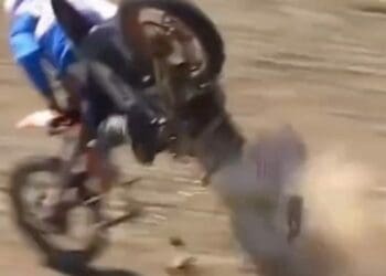 Vídeo – Queda supreendente no Dakar 2024! Moto partiu-se ao meio em andamento!