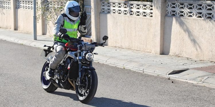 Protótipo da Triumph Street Triple 2026 apanhado pela primeira vez