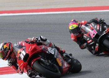 Max Biaggi elogia Pedro Acosta: ‘É bonito vê-lo numa moto que não é nem uma Ducati, nem uma japonesa, nem uma Aprilia, mas sim uma KTM’