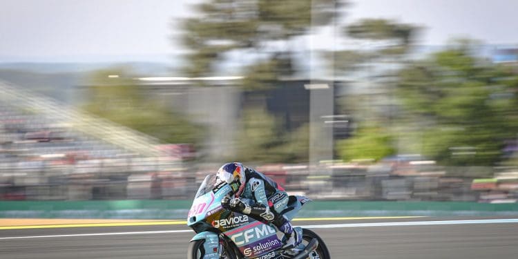 A força do hábito: David Alonso entra a liderar no treino livre do Moto3 em Barcelona com volta recorde