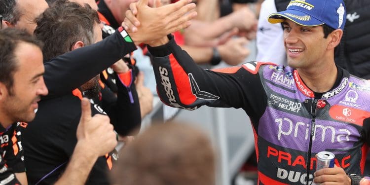 Carlos Checa «suspeita» que Jorge Martín já estava em ‘negociações avançadas’ com a Aprilia antes da Ducati decidir