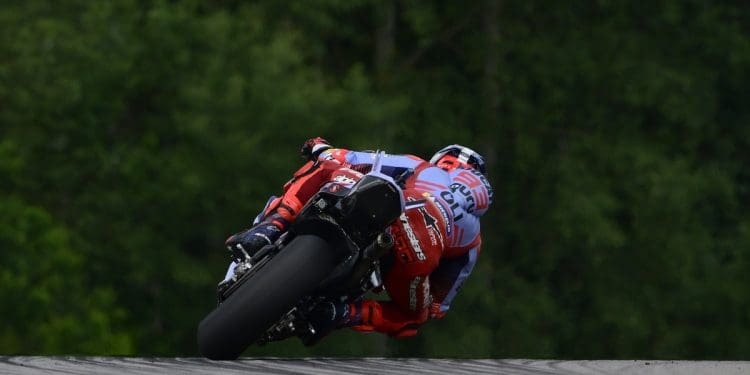 Marc Márquez fraturou dedo, mas é contusão nas costelas que o preocupa