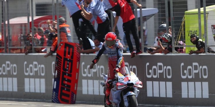 Alberto Puig não ficou surpreendido com vitória de Marc Márquez: ‘Esperava que ele ganhasse mais cedo’