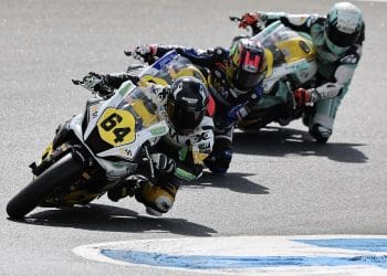 Sara Sánchez estreia-se a vencer no WorldWCR em Estoril depois de bater Ana Carrasco na linha da meta; Título adiado para Jerez