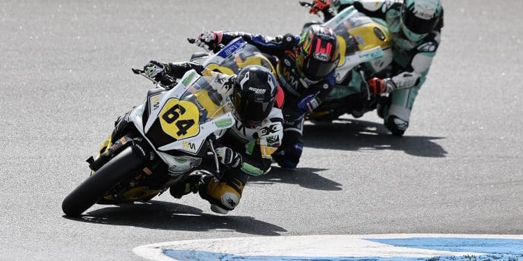 Sara Sánchez estreia-se a vencer no WorldWCR em Estoril depois de bater Ana Carrasco na linha da meta; Título adiado para Jerez