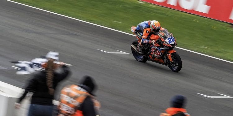 Esta é por minha conta! Glenn van Straalen é herói em casa e vence corrida 2 do Supersport