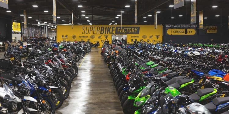 Gigante do retalho de motos usadas britânica planeia expansão para a Europa