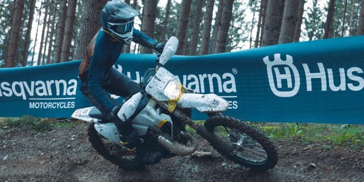 Husqvarna TE 125 2025: Suprema para o Enduro