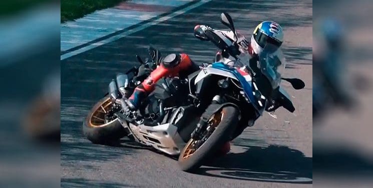 Toprak Razgatlioglu conduz a BMW R 1300 GS como se fosse uma supermoto