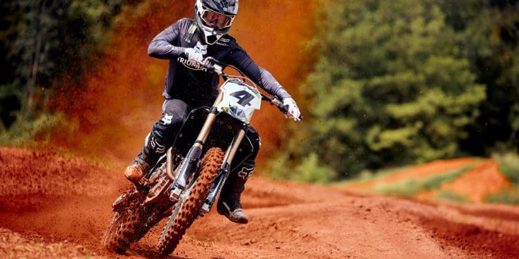 Vídeo: Os detalhes da muito especial Triumph TF 450-RC Edition