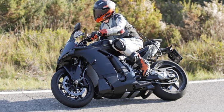 Novo protótipo KTM 990 RC R revelado: Supermoto com ADN de competição
