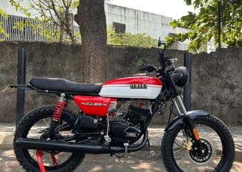 Épico! Yamaha RX100 transformada numa scrambler