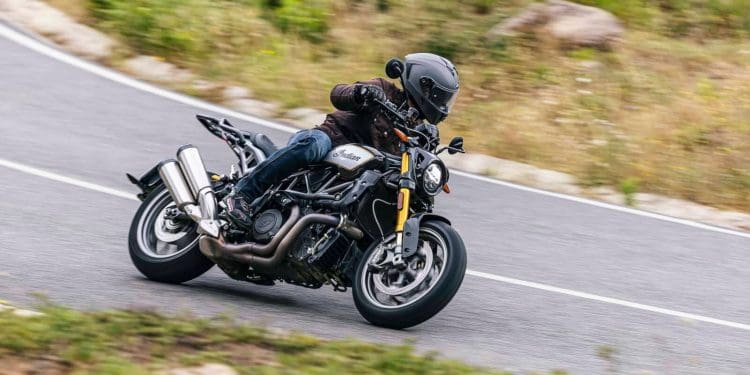 Ensaio – Indian FTR R Carbon – não é só carbono