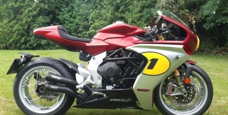 MV Agusta Superveloce assinada por Giacomo Agostini vai a leilão