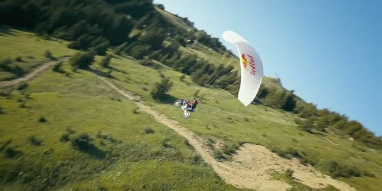 Pilotar, e voar… literalmente, elevado a um novo «nível»… Há mesmo malucos para tudo