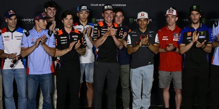 Aleix Espargaró recorda o momento em que anunciou a sua retirada: ‘Queria que fosse mais íntimo; Quando vi todos fiquei surpreendido’