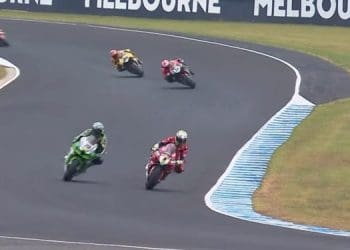 Vídeo: (Re)Veja a última volta da corrida 2 do WSBK, onde Alex Lowes bateu Álvaro Bautista, e a queda de Andrea Locatelli
